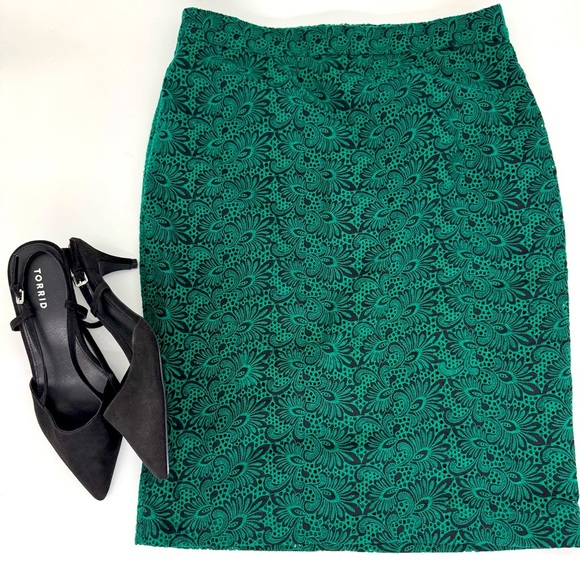 Ann Taylor Dresses & Skirts - Ann Taylor NWT Fully Lined Lace Pencil Skirt | Size 10 | Green and Black